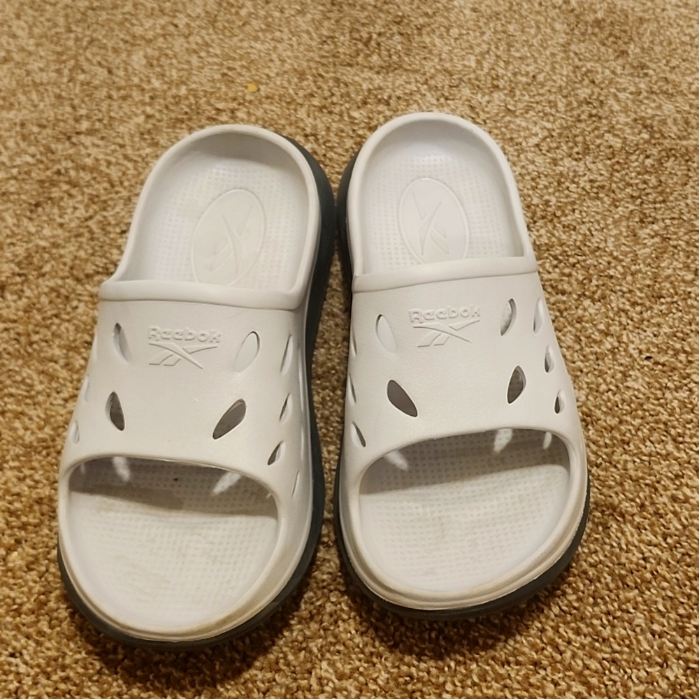 Reebok light gray slides